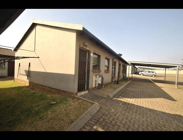 2 BEDROOM TOWNHOUSE FOR SALE IN DAWN PARK